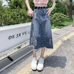 Jupes surdimensionnées légèrement couvrant la jupe en jean à mi-longueur printemps / été pour femmes, petite taille grande taille perforée hanche enveloppante