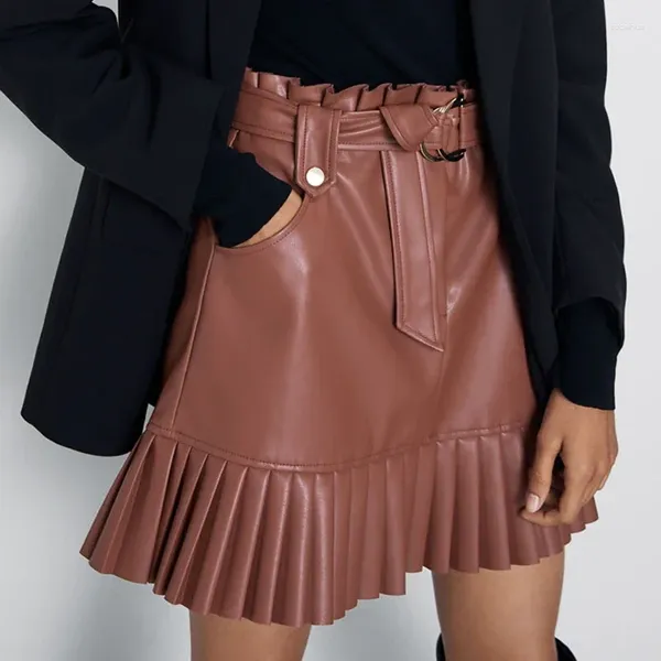 Jupes pu demi-jupe couleur solide courte avec des femmes ceinture fashion petit plied fauf cuir élégant mini