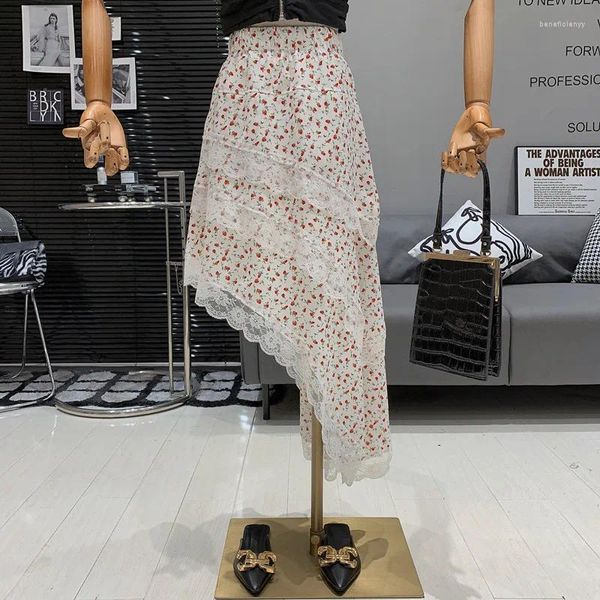 Jupes Retro Fashionable Design Patchwork de bord en dentelle irrégulière avec motifs floraux hauts et demi-jupe élégant pour les femmes