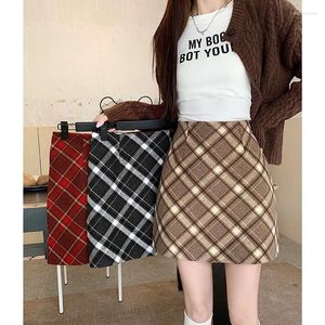 Jupes Rétro Plaid Contrastant Mini-jupe en laine pour femmes 2024 Hiver Taille haute et hanche enveloppée Y2K Vêtements