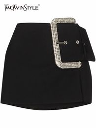 Faldas Rok Berlian Tambal Sulam Hitam TWOTWINSTYLE untuk Wanita Mini Solid Hem Tidak Beraturan Pinggang Tinggi Pakaian Musim Panas Gaya Baru 230517