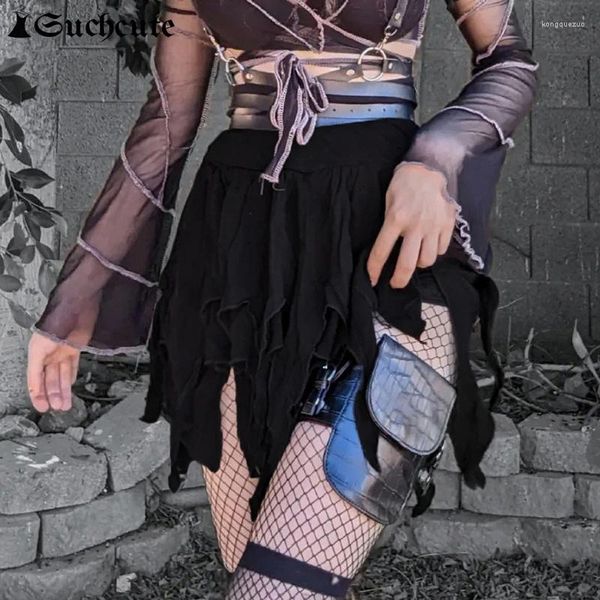 Faldas SUCHCUTE Irregular gótica negra Mini falda de mujer de cintura alta Streetwear Grunge Dark Academia plisada estética verano 2023