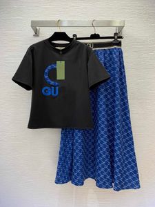 Röcke T-Shirt Zweiteiliges Set Plus Size Damenbekleidung Kurzarm Schwarzes T-Shirt Old Flower Print Großer Saum Blauer langer Rock Damenbekleidung Designer-T-Shirt-Kleid-Sets