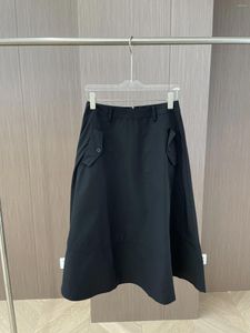 Skirts La falda negra se aprieta en la cintura pero se extiende la parte inferior como AN4.1