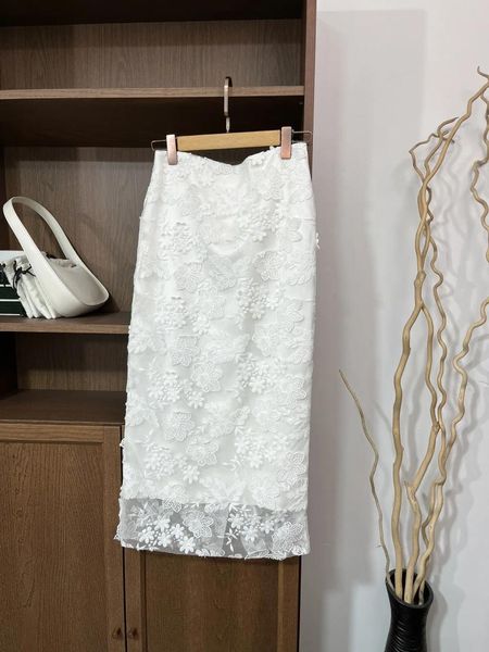 Jupes haut de gamme femmes mode dentelle blanche 3D fleur jupe mince élégante dame jacquard tout match taille haute enveloppé hanche