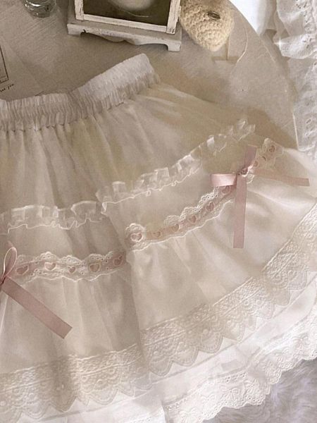 Jupes blanches lolita sweet kawaii femmes A-line en dentelle japonaise mini jupe féminine femelle designer coréen élastique y2k gâteau 2024