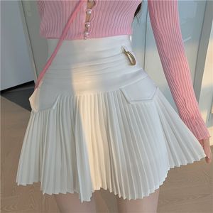 Faldas blancas plisadas Sexy Casual Slim College mujeres cintura alta Mini Metal letra D ALine Clubwear moda coreana estilo 230310