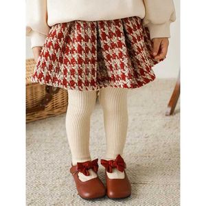 Rokken wintermeisjes mode half rok lente herfst herfst kerstdik veelzijdige geplooide rok kinderen vintage baby plaid korte rok y240522