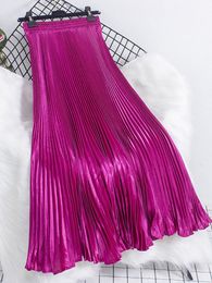 Jupes Mode féminine plissée sirène jupe longue Style coréen décontracté taille haute Satin jupes fluides brillant 19 couleurs automne SK500 230506