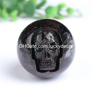 Tallado de calavera Arfvedsonite Garnet Gemstone Sphere Arts and Crafts Impresionante muestra de exhibición Natural Astrophillite Fireworks Quartz Rare Crystal Ball Colección