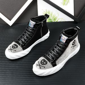 Skull veter-up 5000 Men Boots Diamond Rhinestones Spikes Hoogwaardige klinknagels Casual Flats Sneakers Designer Loafers B76