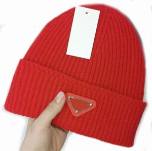 Crâne chaud bonnet hommes designer bonnets hiver chapeaux tricotés avec émail classique triangle en métal dame tête chaud cachemire mode orange bonnet hiphop pj019