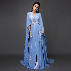Robe de soirée arabe bleu ciel, col en v, bleu clair, blanc, manches cape, Kaftan de dubaï, en mousseline de soie, Caftan de bal