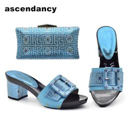 Ensemble de chaussures et de sacs assortis italiens de couleur bleu ciel, chaussures pour dames décorées avec des strass pour femmes nigérianes 240130