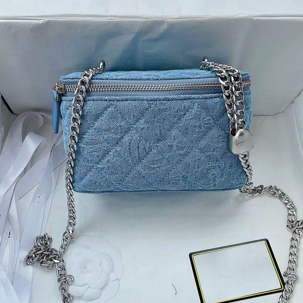 Sky Blue Denim Camellia Women Cosmetic Sac avec miroir à broderie matelassée Classic petit sac carré sac à main de luxe Retro Designer Crossbody Mini Cion Pulse 17cm