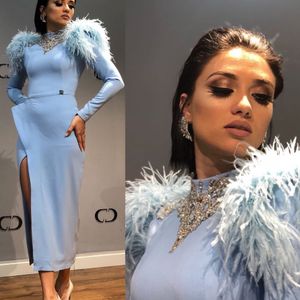 Robes de soirée magnifiques bleu ciel bijou à manches longues plumes fendues haute robe de soirée en cristal perlé robe de bal en satin sur mesure