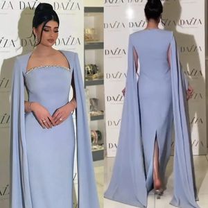 Vestidos de madre elegantes con luz azul cielo Cristales con cuentas Mangas de capa Fiesta formal árabe de Dubai Vestido para madre de la novia 2024 Vestidos largos para invitados de boda