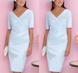 Sky Blue Short Mother of the Bride Dress 2023 Vintage Sheath V Nek knielengte Satijnen korte mouw Bridal Party Jurk Robe de Soiree