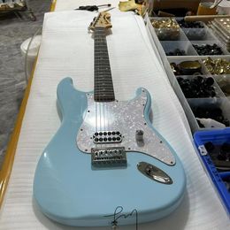 Sky Blue Strat Electric Guitar Tom Delonge Strat knipper Rosewood Binger Board Right Hand Version White Pearls Pickups Gratis verzending