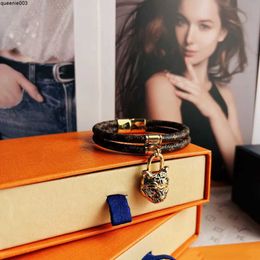 Slap Snap Fashion Brand Desinger Bracelets Mans Beacelets pour femmes Wrap Cuff Slake Alliage Boucle Cuir Couple Nature Bijoux avec boîte Av8j