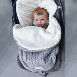 Slaapzakken geboren Baby Winter Wandelwagen Deken Voetenzak Dik Zacht Warm Gebreid Gehaakt Wol Inbakeren Wrap Baby Slaapzak 231007