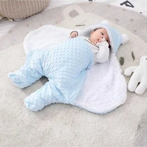 Slaapzakken Comfortabele pasgeborene behouden warme thee en hoofdhuid Baby Swaddle Slaapzak Deken Y240517