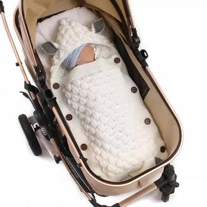 Slaapzakken gebreide baby slaapzak winter swaddle verpakking deken warme baby kinderwagen wieg envelop pasgeboren baby deken y240517