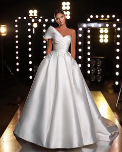 Sans manches une robe de mariée en ligne 2024 Satin chérie Train Court Bridal Princess PLUS TIME Vestido personnalisé de Novia