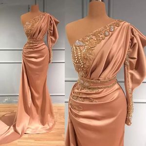 Manches Blush Rose Longues Robes De Soirée Satin Une Épaule 2022 Designer Perlé Cristlas Ruché Sur Mesure Robe De Soirée De Bal Formelle Ocn Wear Robes