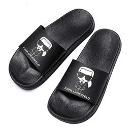 Sliders Karl Femme Summer Fashion Casual Slipper Designer de luxe Sandale 10a Top Quality plage Lager Lagerfield Chaussure en caoutchouc Slière de voyage Muis cadeaux Men Sandale Pool