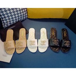 Dia's Designer Women Sandals 2023 Nieuwe platte lakly bodem slippers voor vrouwen met twee metalen buckle House
