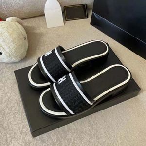 Dia's voor vrouwen Fashion Classic Black Sandals Gear Bottoms Beach Lichtgewicht Slippers Resorts Platform