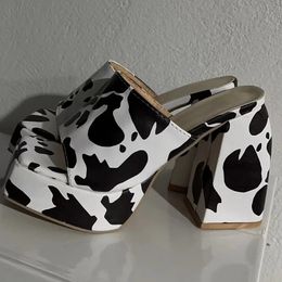 Glissades pantoufles de motif talons femmes chaussures de plate-forme de vache concepteur sandale maison chunky soof femme fêtard élégant 2 11