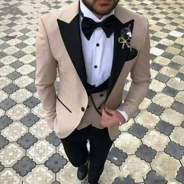 Slim Fit Beige Groom Tuxedos Black Peak Lapel Groomsmen Hommes Robe De Mariage Style Homme Veste Blazer 3 Pièces Costume (Veste + Pantalon + Gilet + Cravate) 869