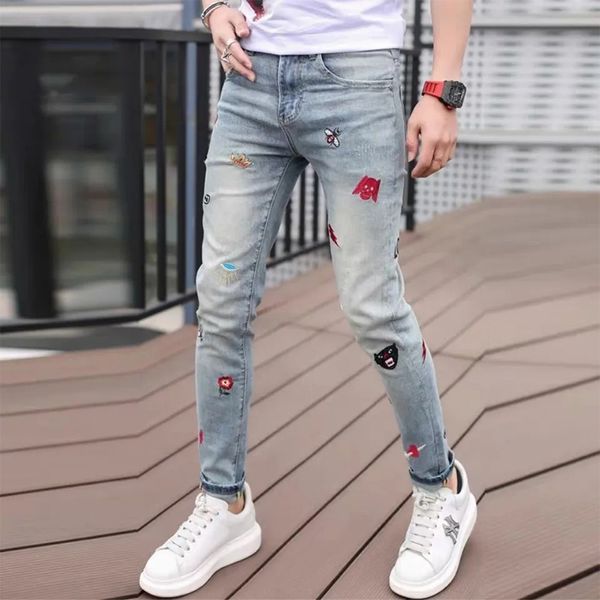 Slim Fit Pantalon Bleu Jeans Pour Hommes De Luxe Petite Abeille Brodé Nouvelle Mode Coréenne Mâle Pantalon Serré Crayon Denim Homme Pantalon Vêtements