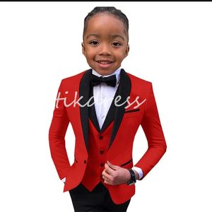 Slim Fit Red Boy's Suit Set 3 stuks bruiloft Tuxedos voor formele gelegenheid Blazer Vest en broek kinderen outfit voor bruiloft prom schoolactiviteiten op maat gemaakt satijnen pakken