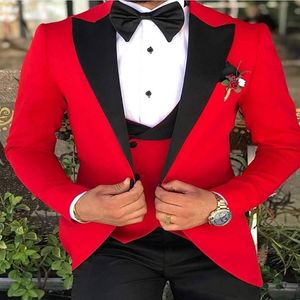 Slim Fit Rouge Groom Tuxedos Noir Peak Revers Groomsman Mariage 3 Pièce Costume Mode Hommes D'affaires De Bal Veste BlazerVeste Pantalon Ti236R