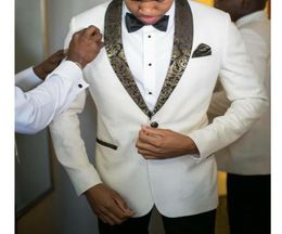 Slim Fit Two Piece White Wedding Groom Tuxedos Gold Shawl Lapel Men trajes para la noche de graduación Partido formal