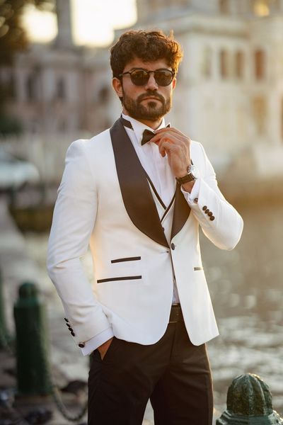 Slim White Boho Wedding Tuxedos 2023 para hombres Shawl Lapel Satin Pant 3 piezas Dinner Prom Party Suits Groomsmen Suit Set Blazer Boyfriend Ocasión formal Chaleco