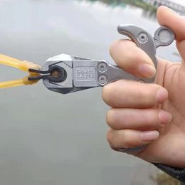 Slingshots Handheld Slingshots libère le dispositif en acier inoxydable Slingshots déclenche des pièces catapultes pour tirer sur les fléchettes de poisson de chasse