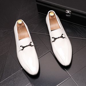 Robe à glissement Arrivée Design Nouveaux hommes sur les chaussures plates en cuir blanc en cuir blanc de la mode