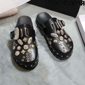 Chaussures en métal glisser 313 Stud sur les pantoufles rivets glissements punk half rock toe rond Femmes Mules de fourrure