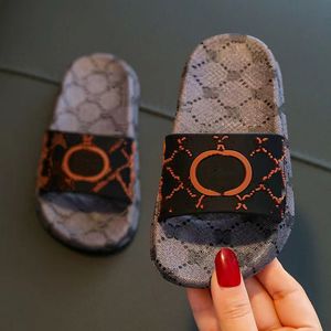 SLIPPER 2023 Kinderontwerpster Slippers Glippen op Sandaal Kinderen Jongens Meisjes Baby Peuters Perforated G Sandaal Hollow Shoes