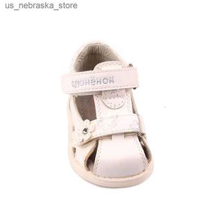 Slipper 2023 Vintange Solid Girls Sandalen gesloten teen voor meisjes Kids Baby Flat Pu Leather Summer Shoes 240429 Q240409