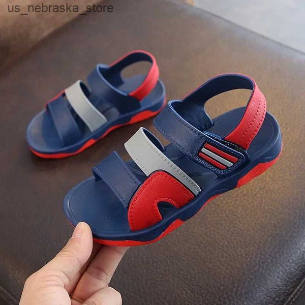 Slipper 2024 Nouvelles sandales pour enfants d'été adaptés aux garçons chaussures plates sportives étudiantes décontractées en cuir doux et mode antidérapant Q240409