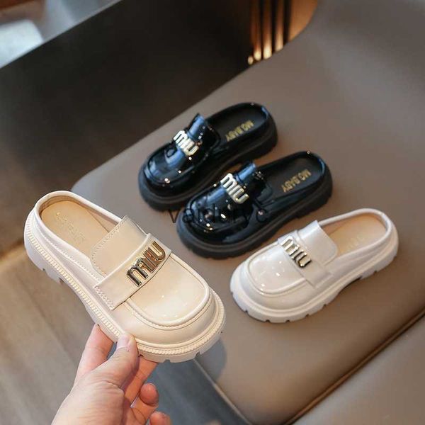 Slipper 2024 Nouveaux sandales polyvalentes pour enfants d'été pour filles portant des hauts et des semelles souples tendance de style occidental à la mode H240507