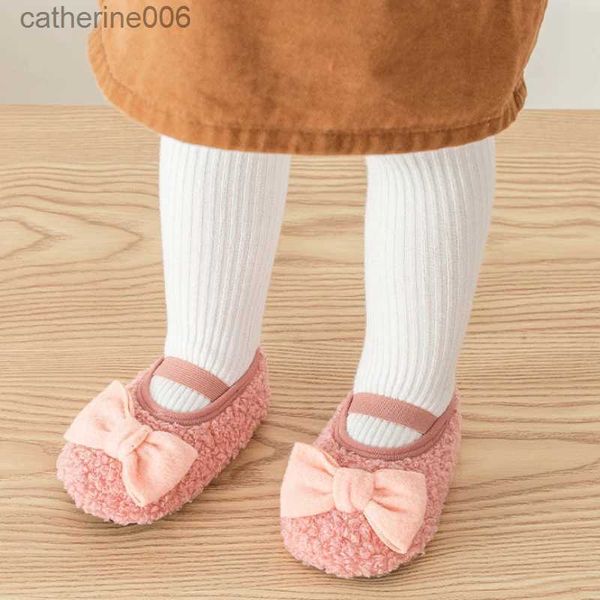 Pantoufle Automne Hiver Bébé Chaussettes De Sol Épaissi Enfant En Bas Âge Semelle Souple Premiers Marcheurs Pantoufles D'intérieur Filles Arc Chaussette Chaussures Enfants Chaussures De MarcheL231114