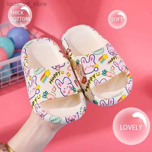 Slipper Baywell Kids Slippers Schoenen Cartoon afdrukken Soft Bottom PVC Zomer badkamer strandschoenen kinderen jongens meisjes anti-slip slippers T240415