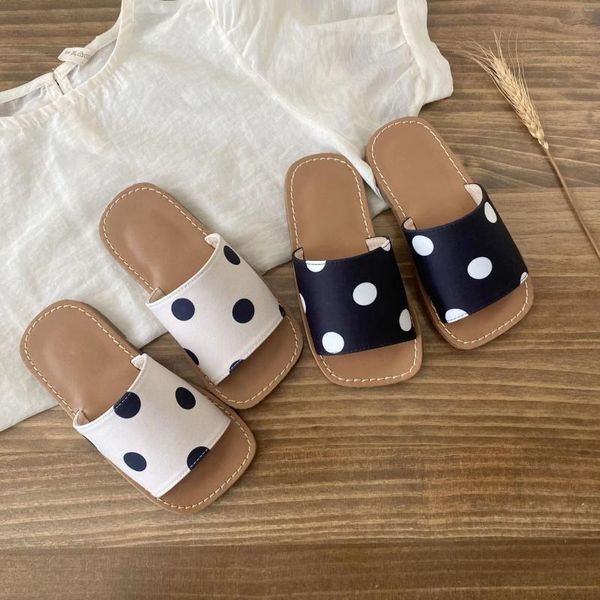 Enfants de pantoufle à polka dot ludique mignonnes mignonnes 2024 Été de style coréen Girls Fashion Fashion Simple Sandales avec chaussures de plage respirantes