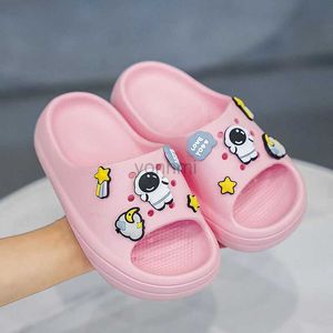 SLIPPER KINDEREN SLIPPER Boy Girls Flip Cartoon Astronaut Indoor Huisschoenen Sneaker Soft Summer Beach Slipper voor meisjes Boys 240408